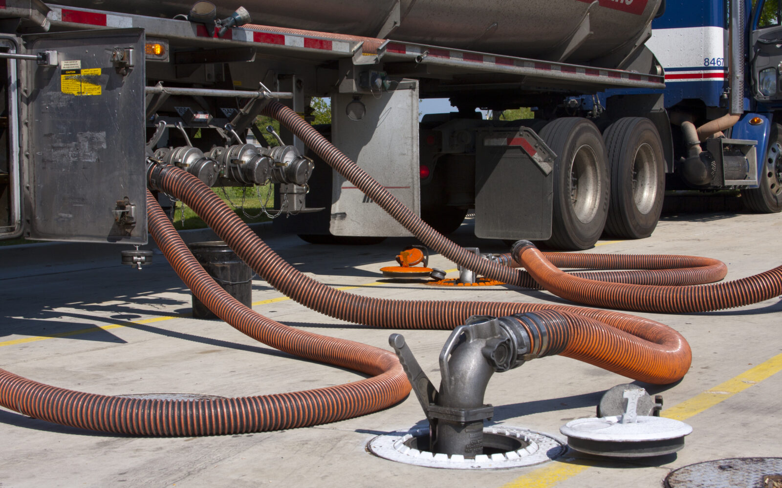 Why Wholesale Fuel Delivery Companies Choose Hanna Rubber for Petroleum Transfer Hoses